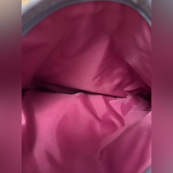 NWOT Gray Fringe Zip Wristlst - Picture 4 of 8